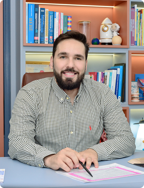 Dr. Carlos Faxina pediatra no consultório atendendo